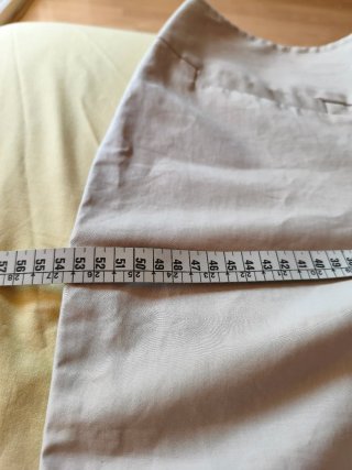 Conjunto camiseta negra y pantalón pirata beige