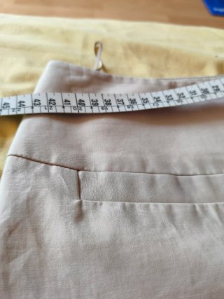 Conjunto camiseta negra y pantalón pirata beige