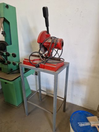 Tronzadora de metal roja