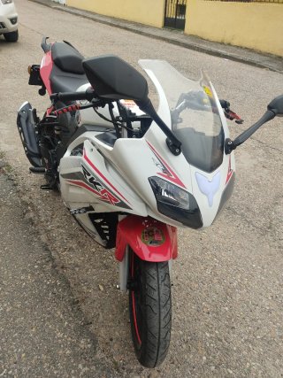 Moto KEEWAY 125cc blanca/roja nueva prácticamente