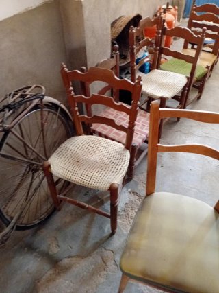 Lote de sillas de madera y tela