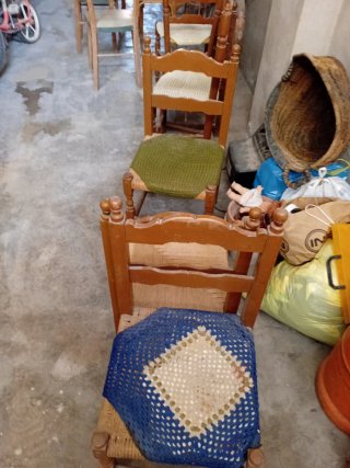 Lote de sillas de madera y tela