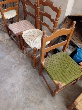 Lote de sillas de madera y tela