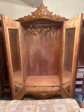 Armario antiguo de madera