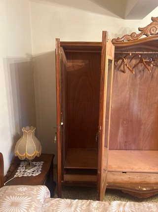 Armario antiguo de madera