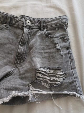 Pantaloncini jeans grigi strappati
