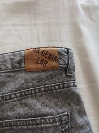 Pantaloncini jeans grigi strappati