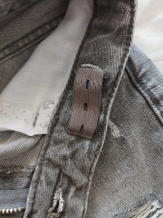 Pantaloncini jeans grigi strappati