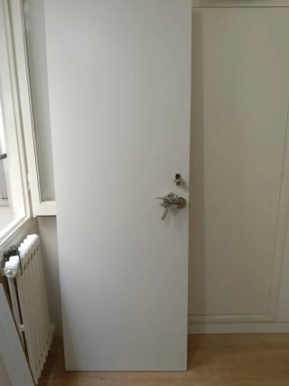 Puerta de madera blanca