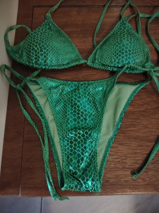 Bikini verde con copricostume