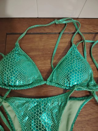 Bikini verde con copricostume