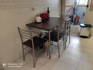 Mesa de cocina con 4 sillas