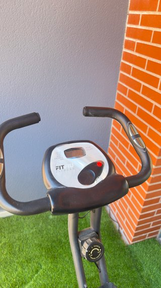 Banco de pesas con pesas y bicicleta estática