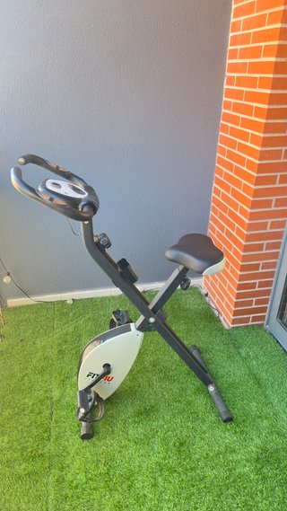 Banco de pesas con pesas y bicicleta estática