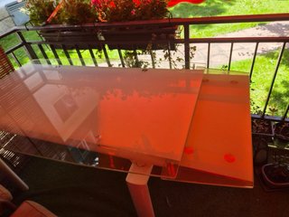 Mesa extensible cristal con pies de metal blancos