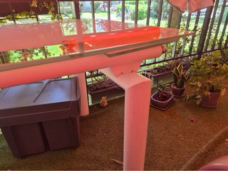 Mesa extensible cristal con pies de metal blancos