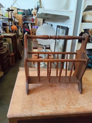 Revistero de madera y mármol