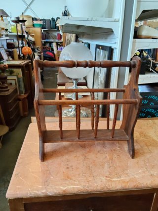 Revistero de madera y mármol
