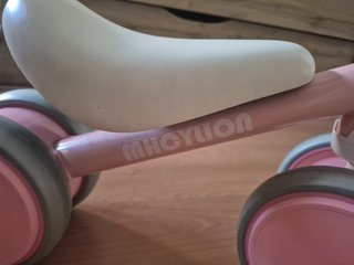 Bicicleta de aprendizaje rosa y gris