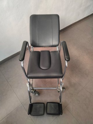 Silla de ruedas con orinal reclinable