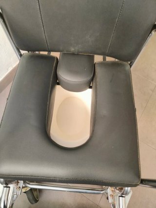 Silla de ruedas con orinal reclinable
