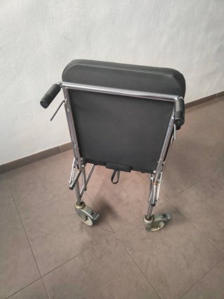 Silla de ruedas con orinal reclinable