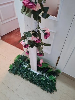 Atril para bodas o portamenús decorado