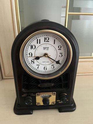 Reloj despertador WIE con radio