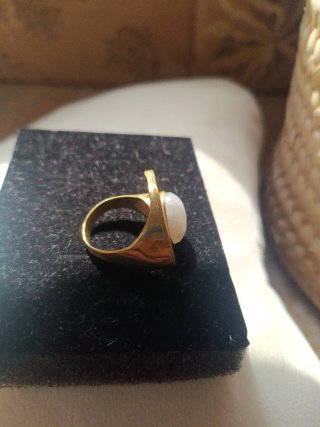 Anillo ajustable dorado con piedra de luna.