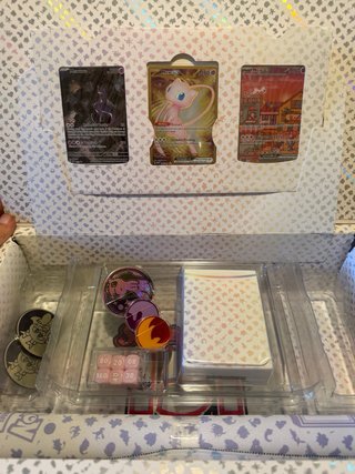 Caja Ultra Premium 151 Pokémon abierta