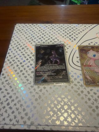 Caja Ultra Premium 151 Pokémon abierta