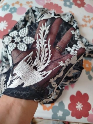 Maglia velata con pizzo floreale