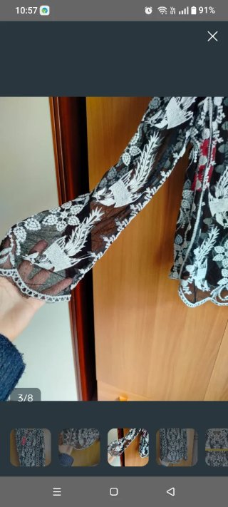Maglia velata con pizzo floreale