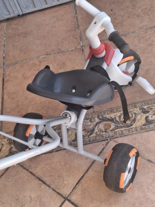 Triciclo para dirigir por adulto
