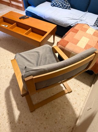 Butaca mecedora de madera y tela.