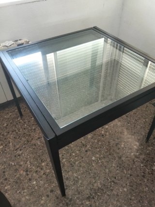 Mesa cuadrada metálica con cristal