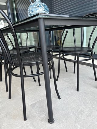 Mesa cristal y 6 sillas negras