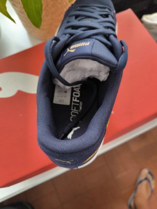 Zapatilla deportiva Puma azul y amarilla