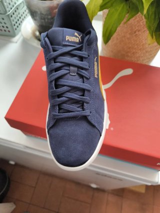 Zapatilla deportiva Puma azul y amarilla
