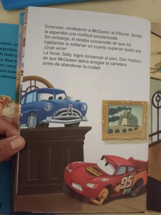 Lote 2 cuentos+estante para formar tú biblioteca.