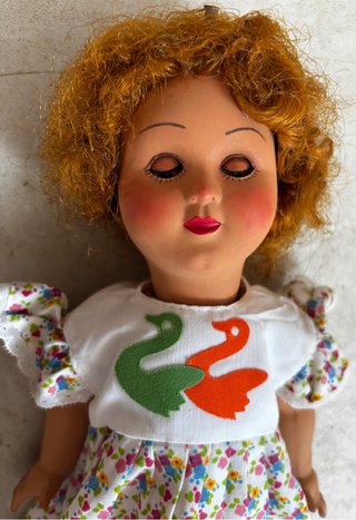 Muñeca con vestido de cisnes