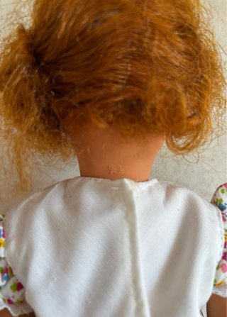 Muñeca con vestido de cisnes