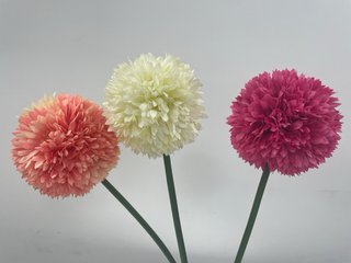 Jarrón gris y blanco,  con flores decorativas