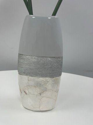 Jarrón gris y blanco,  con flores decorativas