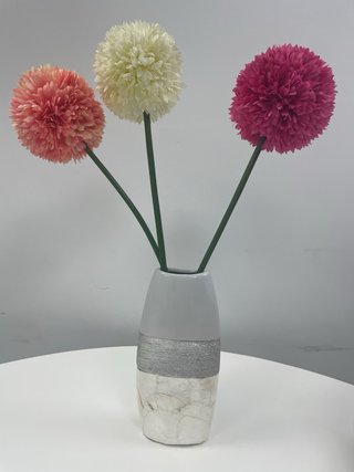 Jarrón gris y blanco,  con flores decorativas