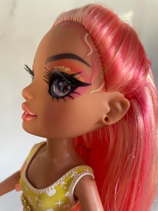 Muñeca Rainbow High Coral