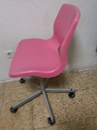 Silla de escritorio rosa con ruedas