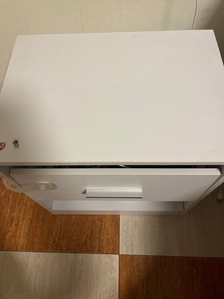 Mesita de noche blanca