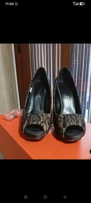 Tacones negros encaje plataforma peep toe
