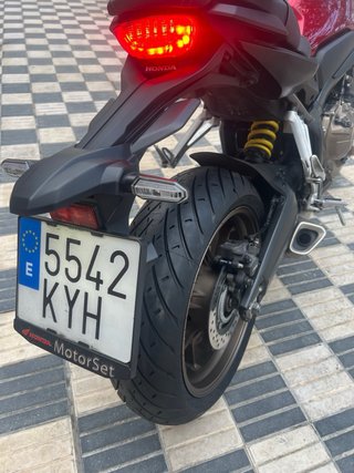 Honda CB 650 R Roja y Plata